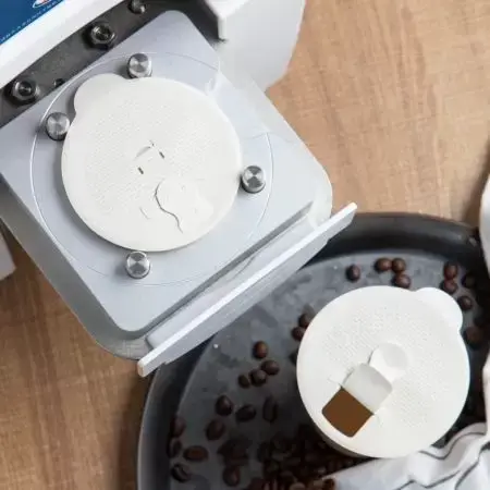 Tampas inovadoras com vedação que permitem beber através da abertura.